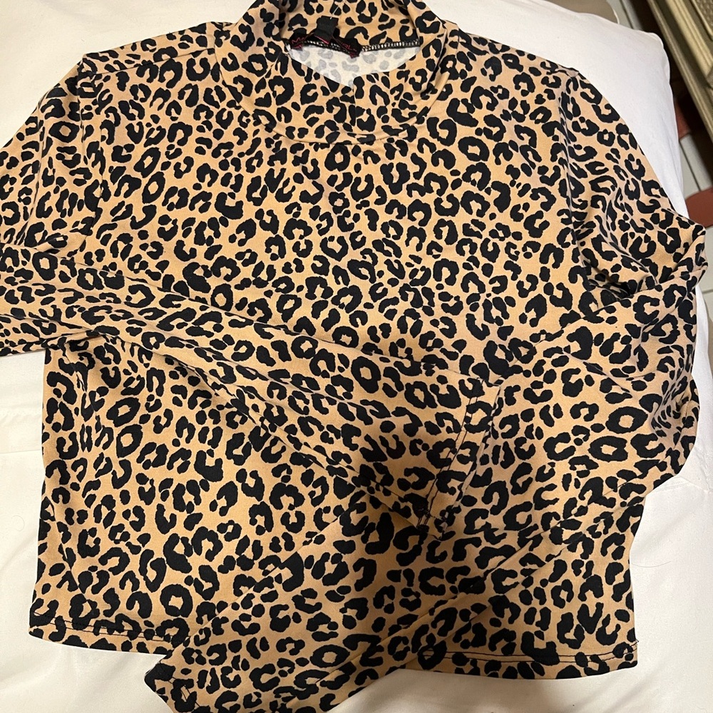 Material girl leopard long sleeve top size medium